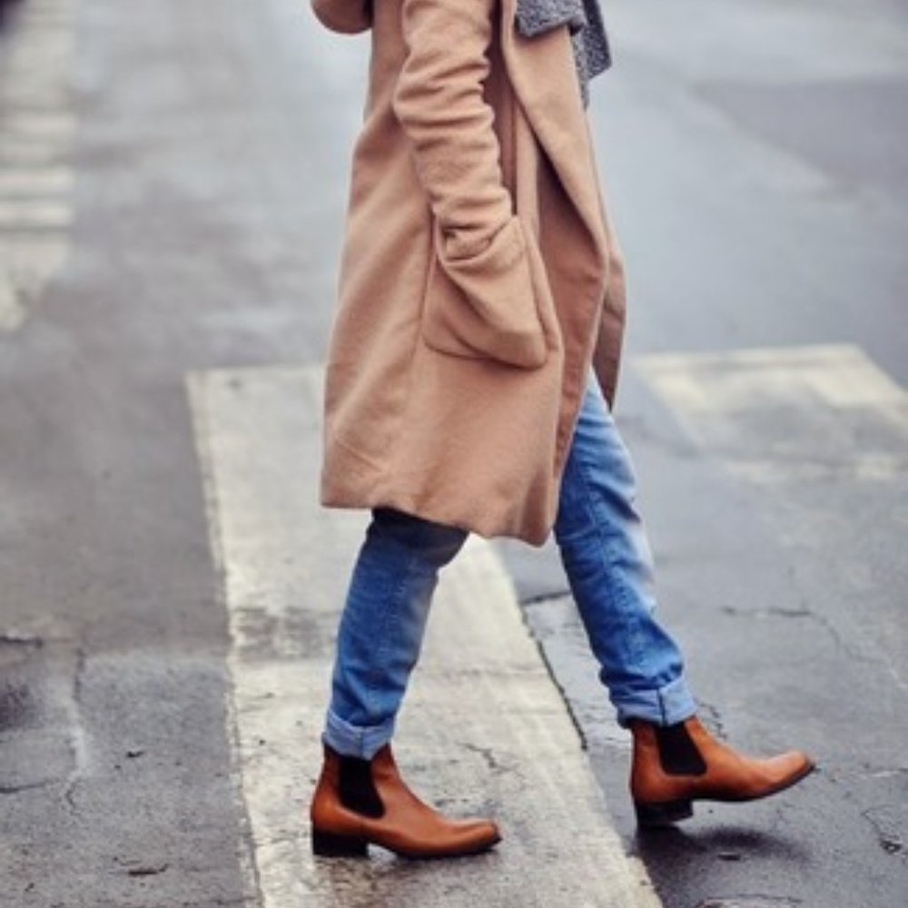 $359 Frye Dara Genuine Leather Brown Oiled Suede Chelsea Low Heel Ankle Boots - Picture 4 of 16